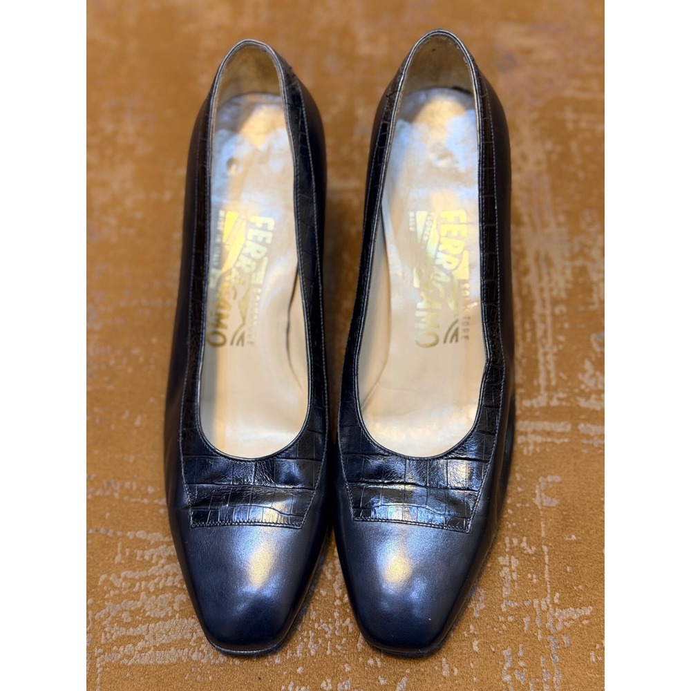 Salvatore Ferragamo Vintage Navy Leather Croc Trim Pumps Heels 5.5 D Italy